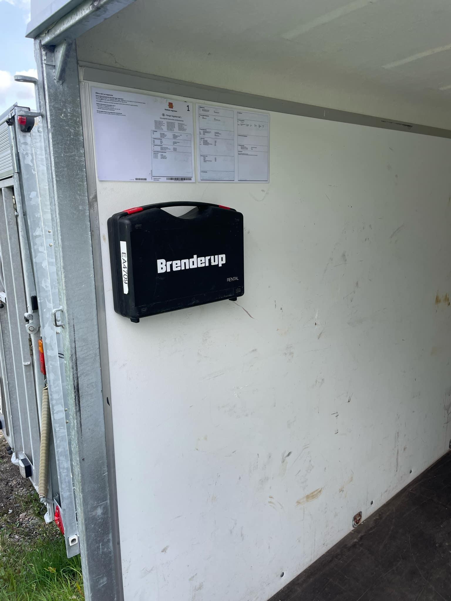 Koffert med tilhengerkontakt